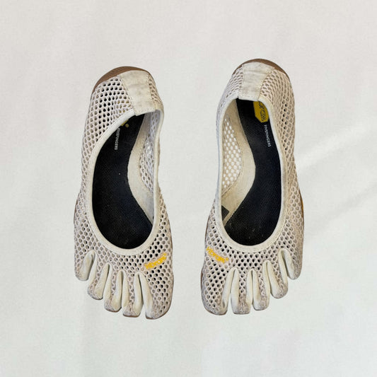 Vintage white Vibram VI-B netted five finger shoes