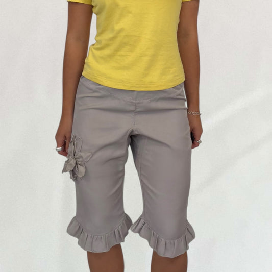 Vintage Prada beige flower detail capris – Vival Studios